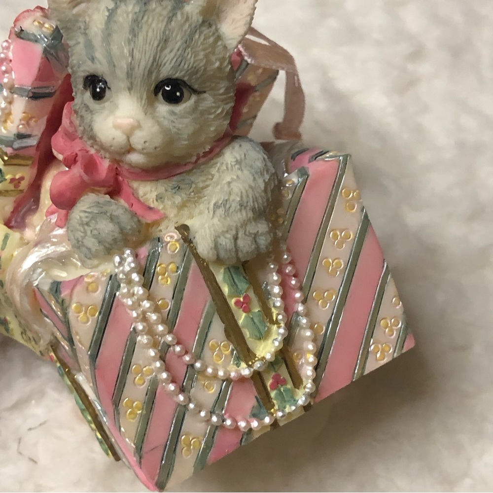 Vintage 2001🎶Music Box Company~Christmas Medley~Ceramic~Kitten Inside A Gift Box